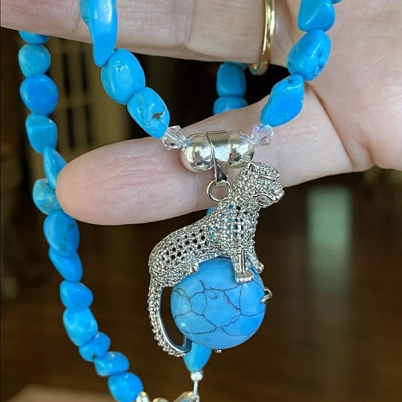 Magnesite necklace with tiger pendant + earrings - Picture 5 of 7